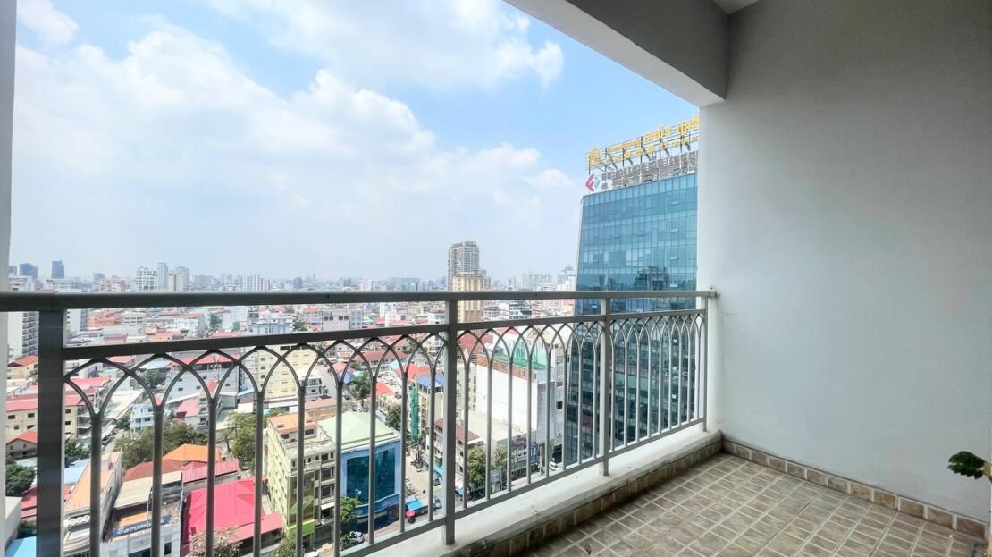 Spacious 1 Bedroom Apartment For Rent at De Castle Royal BKK1