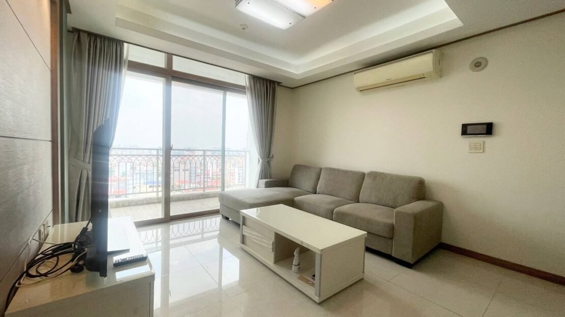 Spacious 1 Bedroom Apartment For Rent at De Castle Royal BKK1