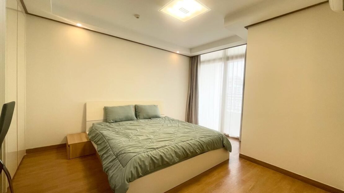 Spacious 1 Bedroom Apartment For Rent at De Castle Royal BKK1