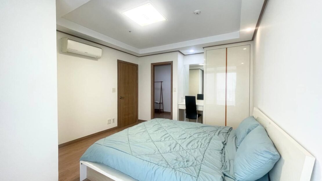 Spacious 1 Bedroom Apartment For Rent at De Castle Royal BKK1